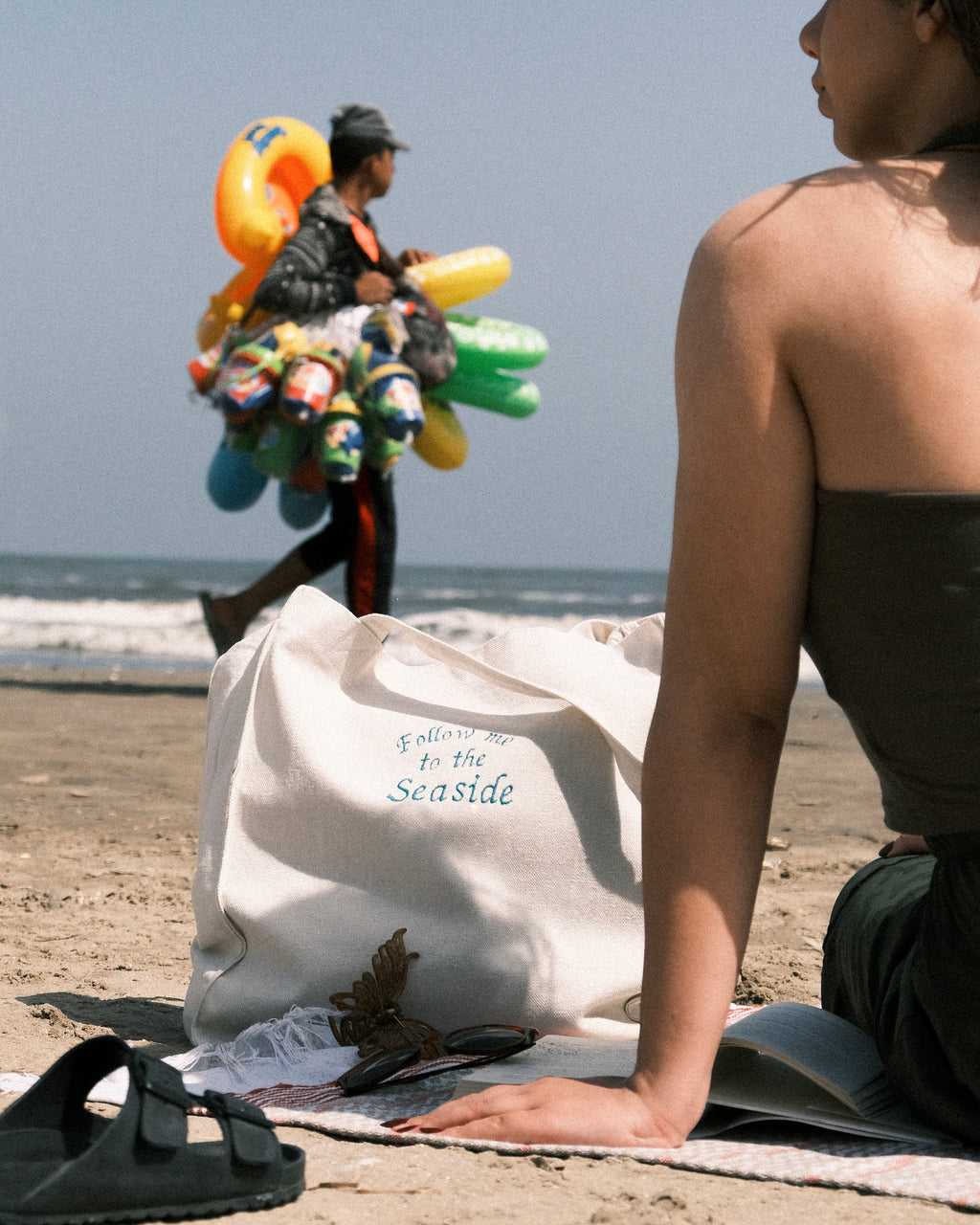 follow me to the sea - large tote bag