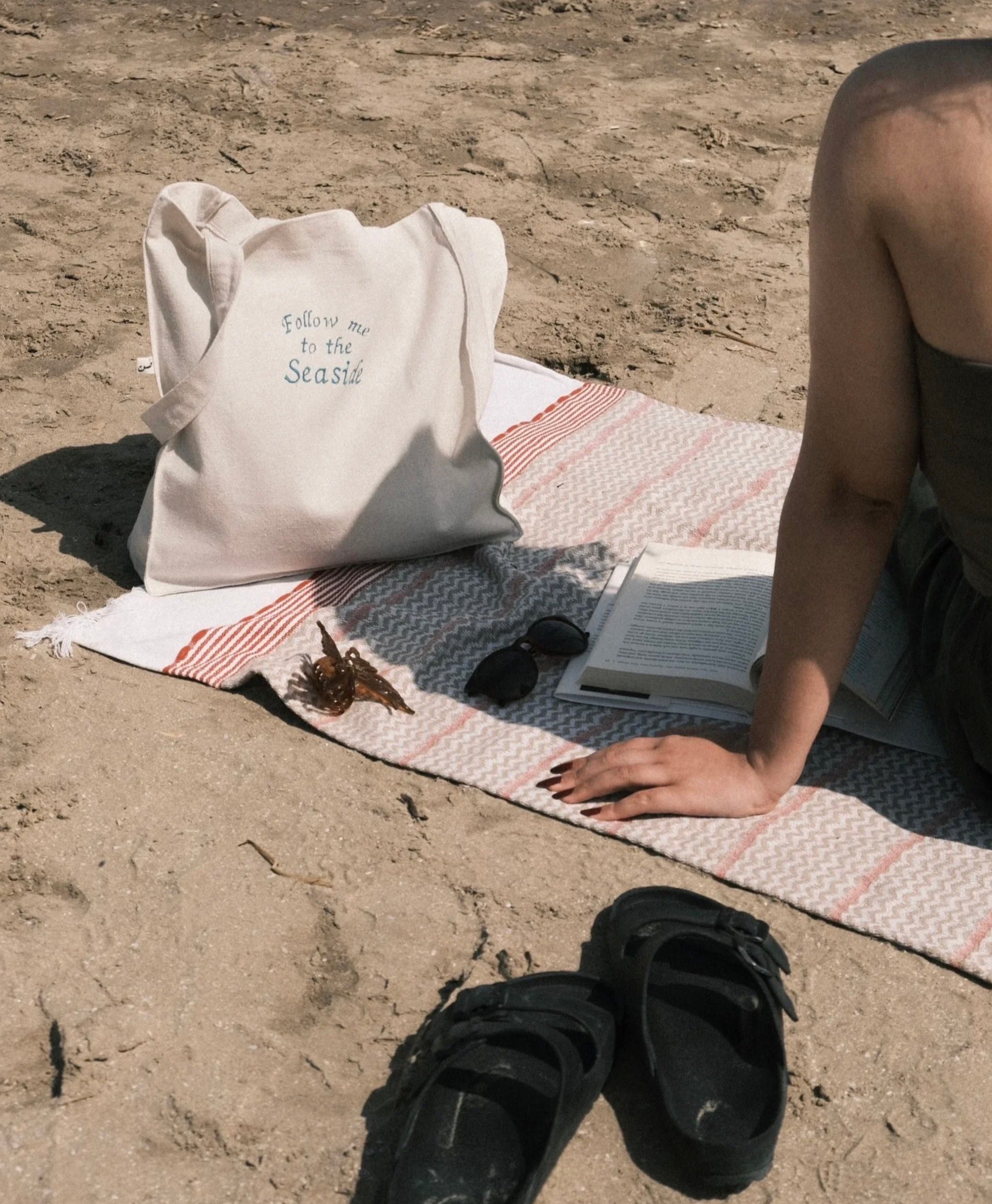 follow me to the sea - large tote bag