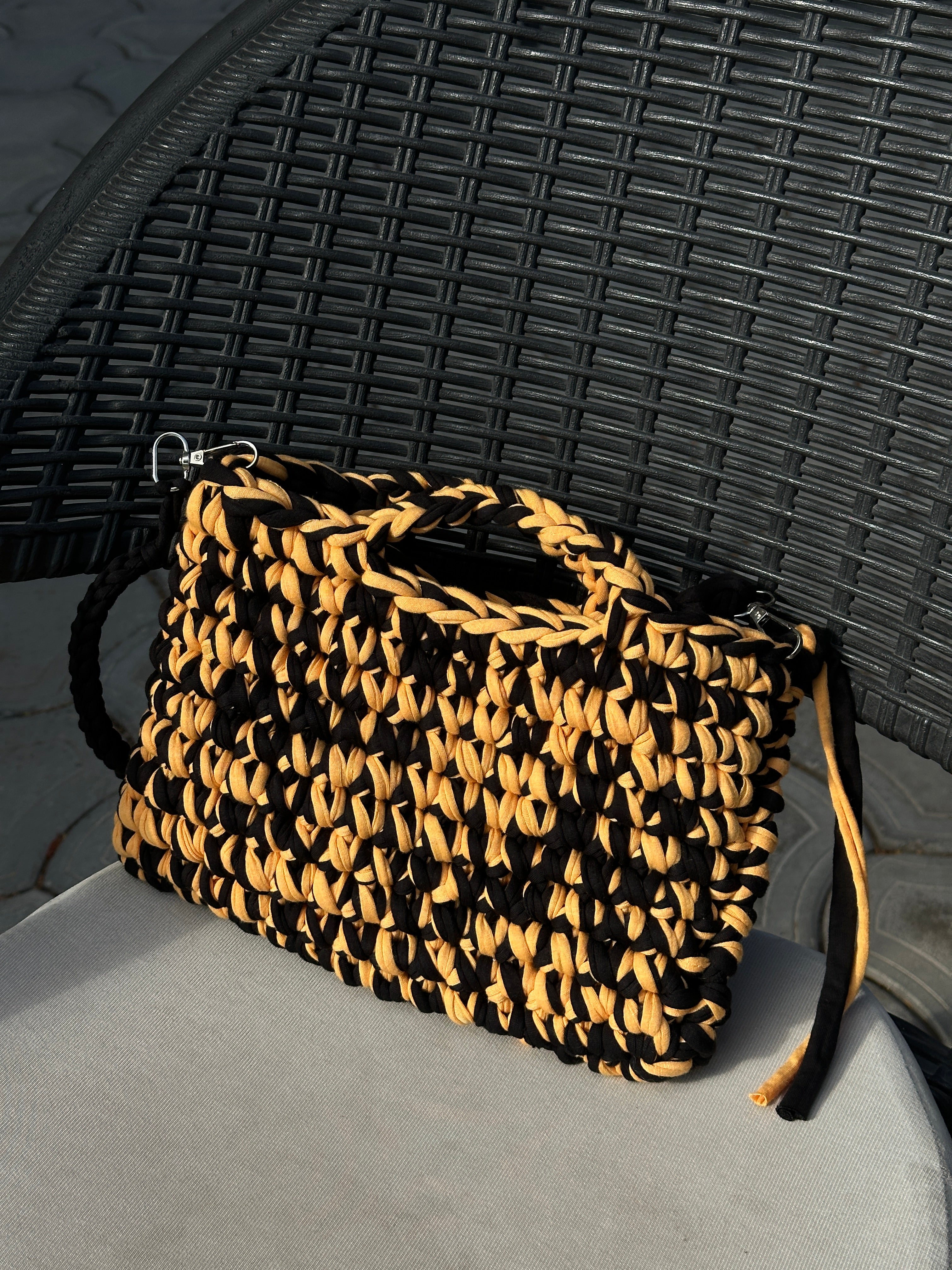 bee - crochet bag
