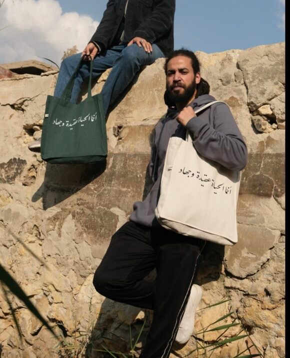 إنما الحياة عقيدة و جهاد- large oill green tote bag - Image 2